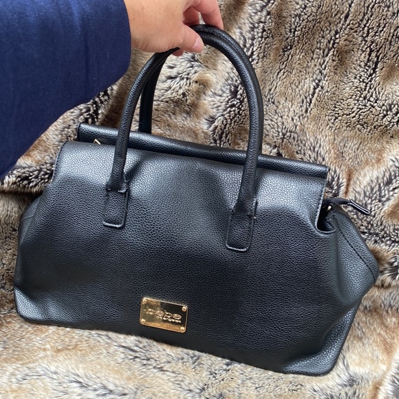 Bebe, Los Angeles bucket bag like new can be used as a Crossbody - Picture 9 of 12